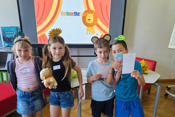 Vier Kinder beim Vorlesetheater