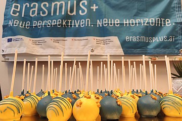 Cakepops vor Erasmus Plakat