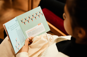 Mädchen liest ein Buch 