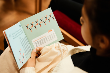 Mädchen liest ein Buch 