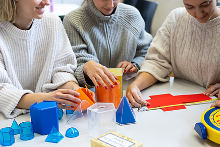 Studierende mit geometrischen Formen