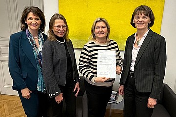 v.l.n.r.: VR Regina Weitlaner, Rektorin Beatrix Karl, Claudia Luttenberger mit Weiterbestellung, VR Elisabeth Amtmann