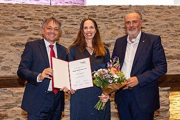 v.l.n.r.: Gerbavsits, Brigitte Kovacs mit Urkunde, Hans Peter Doskozil