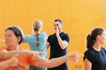 Personen machen Dehnübungen