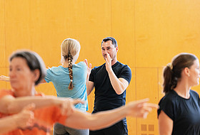 Personen machen Dehnübungen