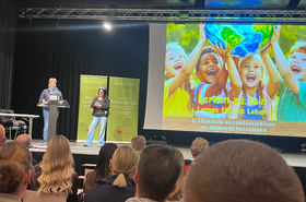 Zwei Frauen stehen auf der Bühne 