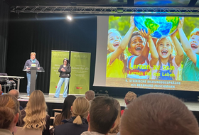 Zwei Frauen stehen auf der Bühne 