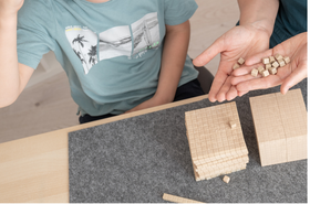 kind und Erwachsene bei Mathe Förderung