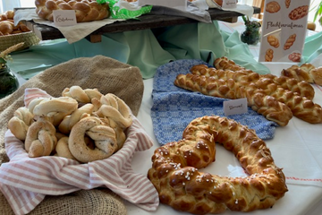 Traditionsgebäck angerichtet auf Tisch 