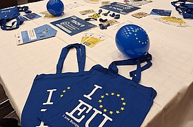 EU Totebags und Luftballons liegen auf Tisch 