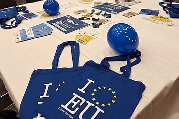 EU Totebags und Luftballons liegen auf Tisch 