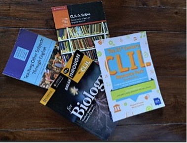 4 Lehrbücher für CLIL auf Holzboden