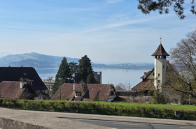 Landschaftsbild: Berge und ein Kirchturm