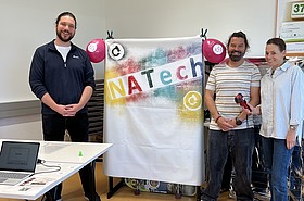 Drei Personen vor dem NaTech-Stand