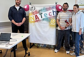 Drei Personen vor dem NaTech-Stand