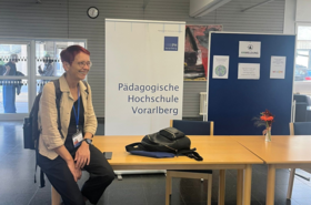 Frau sitzt auf einem Tisch