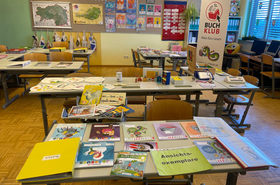 Tisch mit Materialien und Büchern 