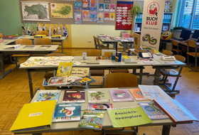 Tisch mit Materialien und Büchern 