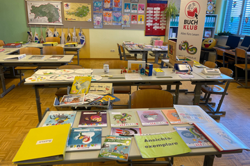 Tisch mit Materialien und Büchern 