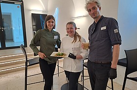 3 Studierende mit kalter Vorspeise