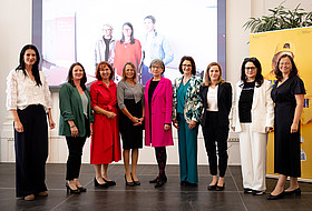 Gruppenfoto mit Rektorin Karl, Vizerektorin Weitlaner und andere.