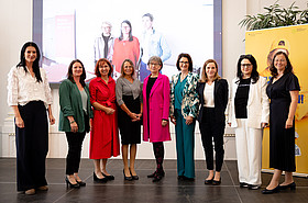 Gruppenfoto mit Rektorin Karl, Vizerektorin Weitlaner und andere.