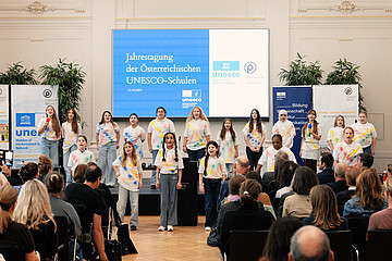 Kinder machen Aufführung 