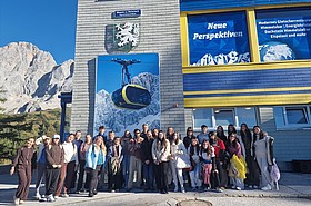 Gruppenfoto Erasmusstudierende vor Eingang Dachsteingondel.rge