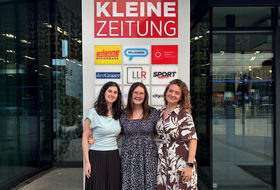 3 Frauen vor dem Gebäude der Kleinen Zeitung