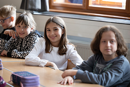Schüler*innen in der Klasse vor Fenster