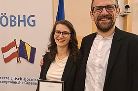 Edvina Bešić mit Urkunde