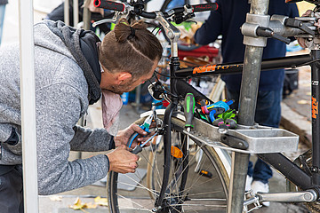 Mann steht vor einem Fahrrad 