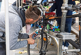 Mann steht vor einem Fahrrad 