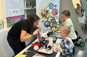 Frau beim Experimentieren vor Kindern