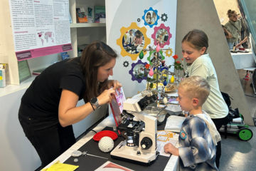 Frau beim Experimentieren vor Kindern