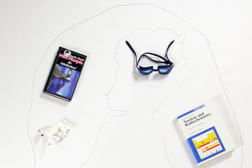 Gegenstände liegen auf menschlicher Skizze