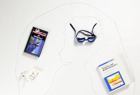 Gegenstände liegen auf menschlicher Skizze