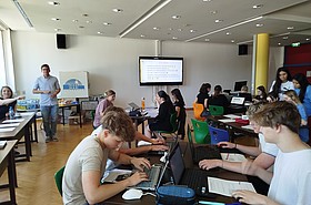 Klassenzimmer mit Schüler*innen