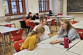 Personen mit Kind an einem Tisch 