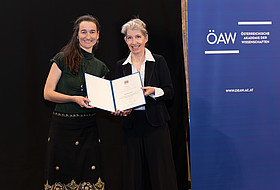 Magdalena Kraler mit Person von ÖAW und Urkunde