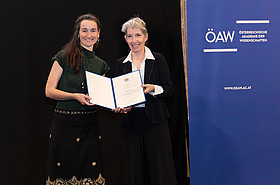 Magdalena Kraler mit Person von ÖAW und Urkunde