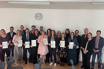 Absolvent*innen Erweiterungsstudium Deutsch und Kommunikation mit Zeugnissen 