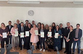 Absolvent*innen Erweiterungsstudium Deutsch und Kommunikation mit Zeugnissen 