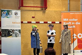 Kinder auf Bühne im Kostüm