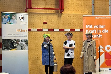 Kinder auf Bühne im Kostüm