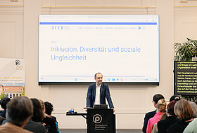 Ein Mann steht am Sprechpult