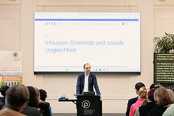 Ein Mann steht am Sprechpult