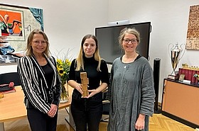 v.l.n.r.: Rektorin Beatrix Karl, Valore Feka mit WKO Preis, Claudia Stöckl