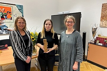 v.l.n.r.: Rektorin Beatrix Karl, Valore Feka mit WKO Preis, Claudia Stöckl