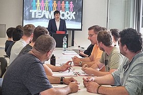 Menschen in Seminarraum